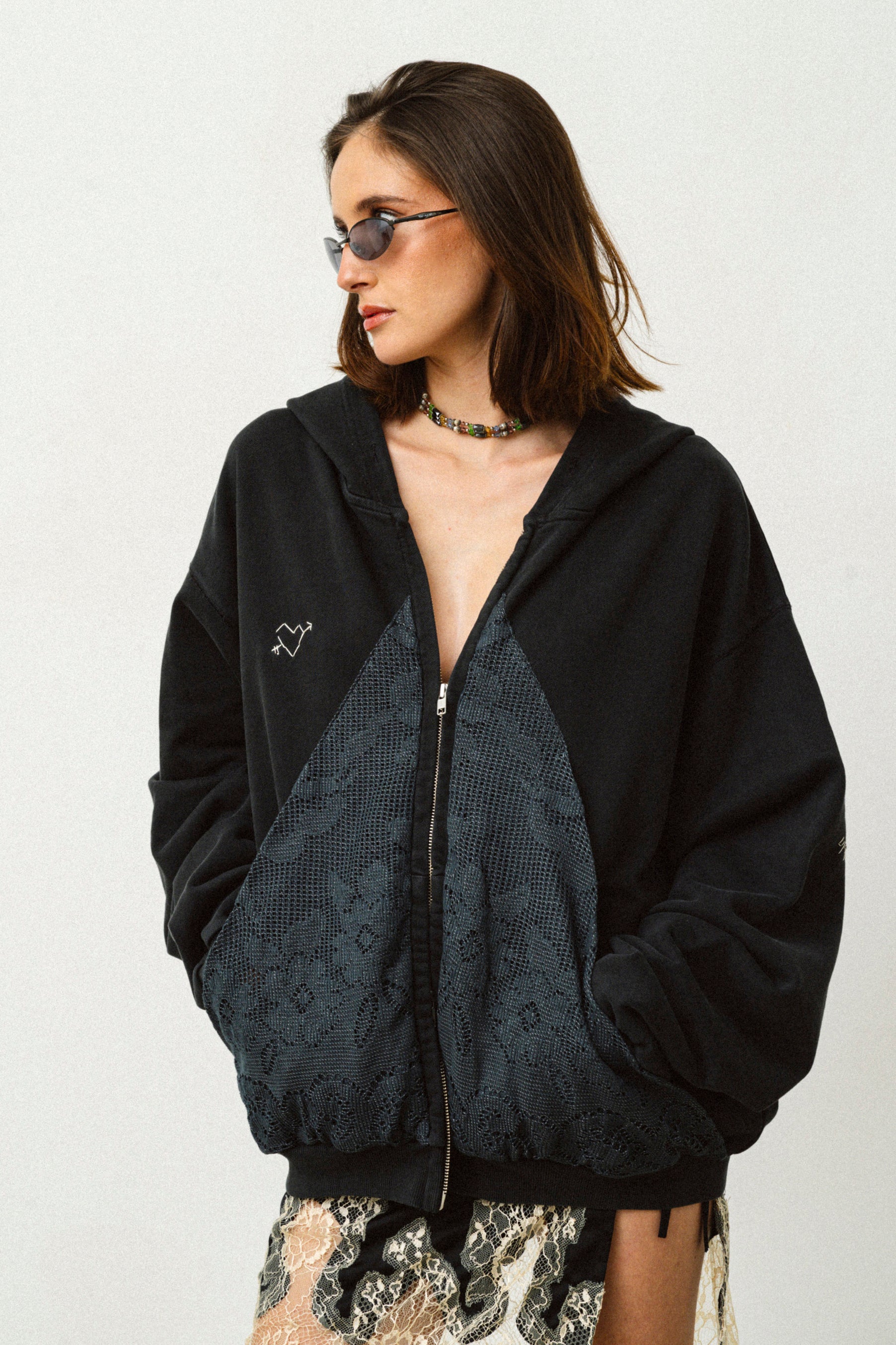 FELPA CON CAPPUCCIO E ZIP BRODERIE