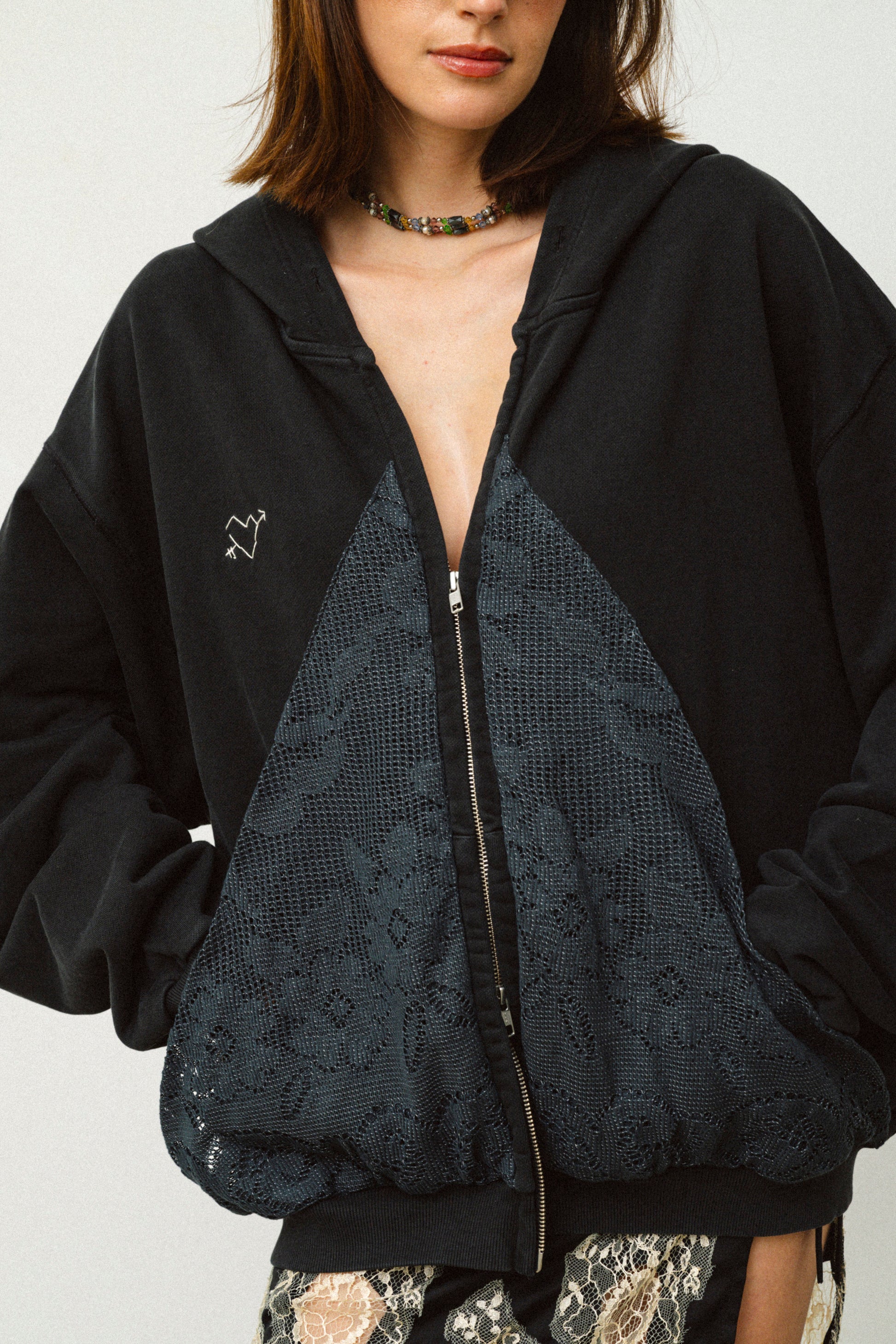 FELPA CON CAPPUCCIO E ZIP BRODERIE