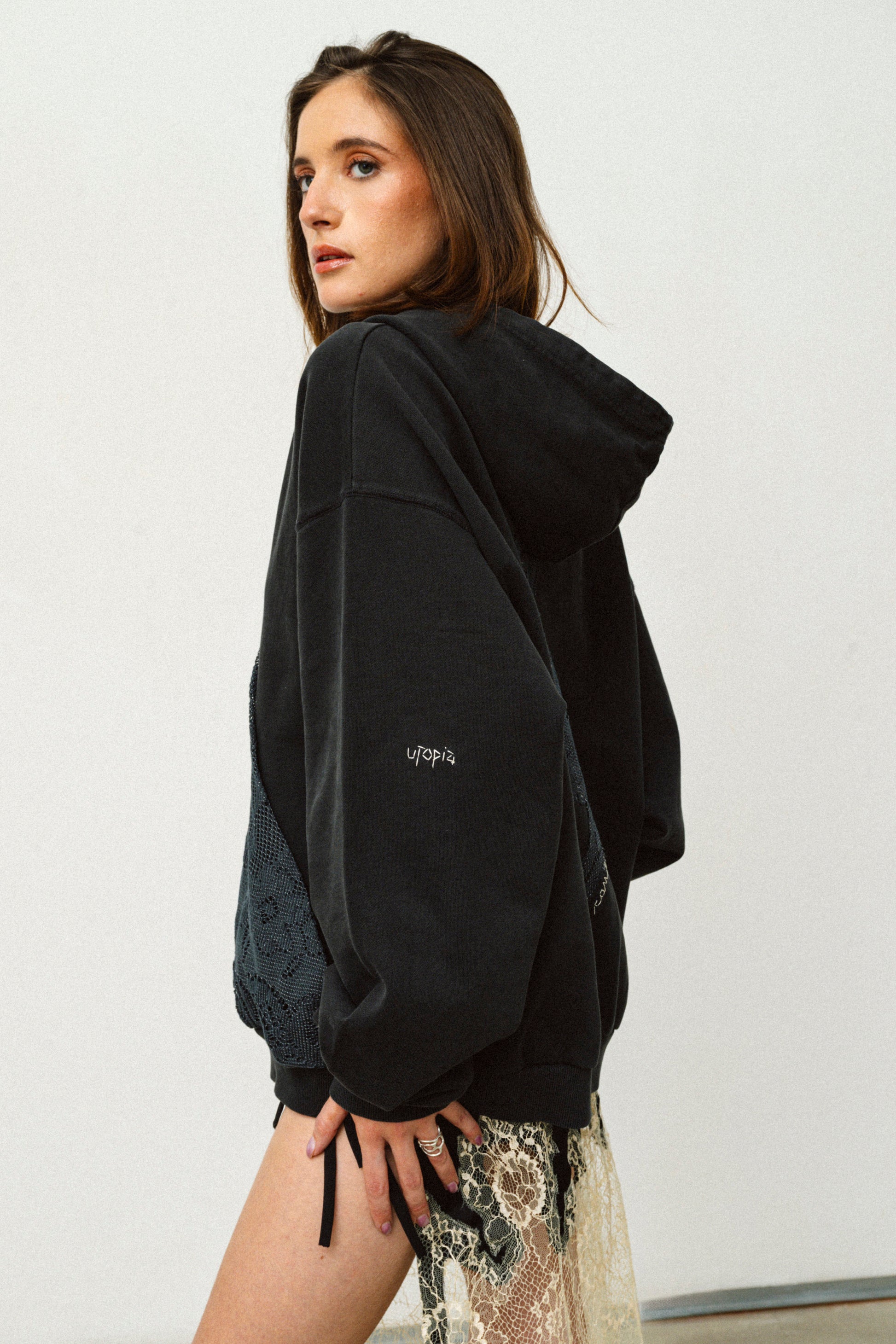 FELPA CON CAPPUCCIO E ZIP BRODERIE