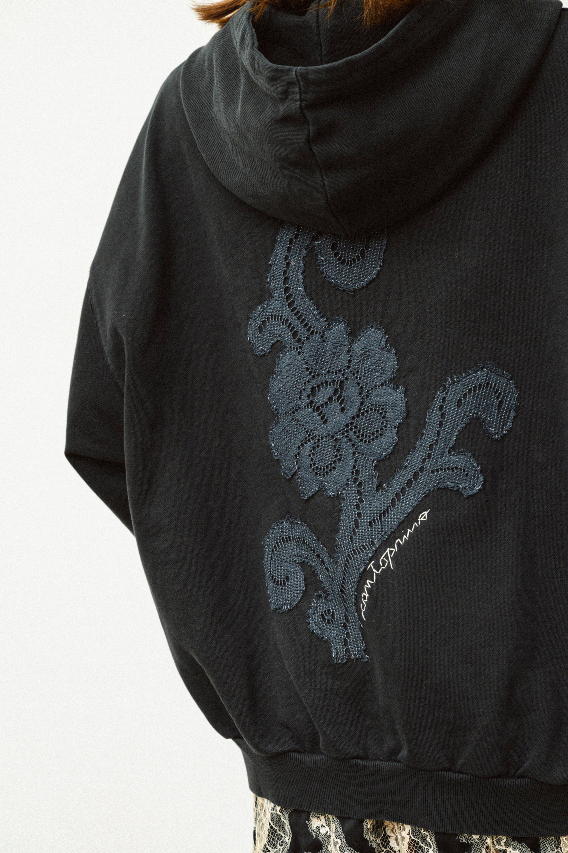 FELPA CON CAPPUCCIO E ZIP BRODERIE