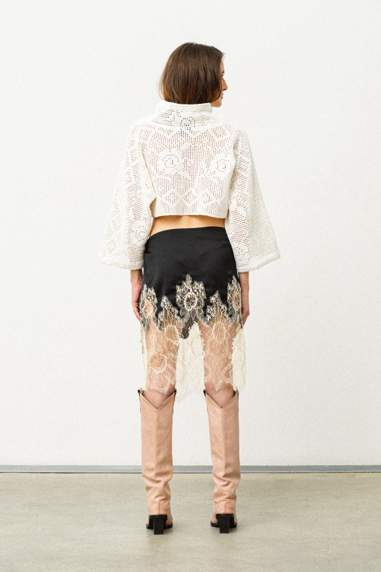 TOP CON SCOLLO IN BRODERIE