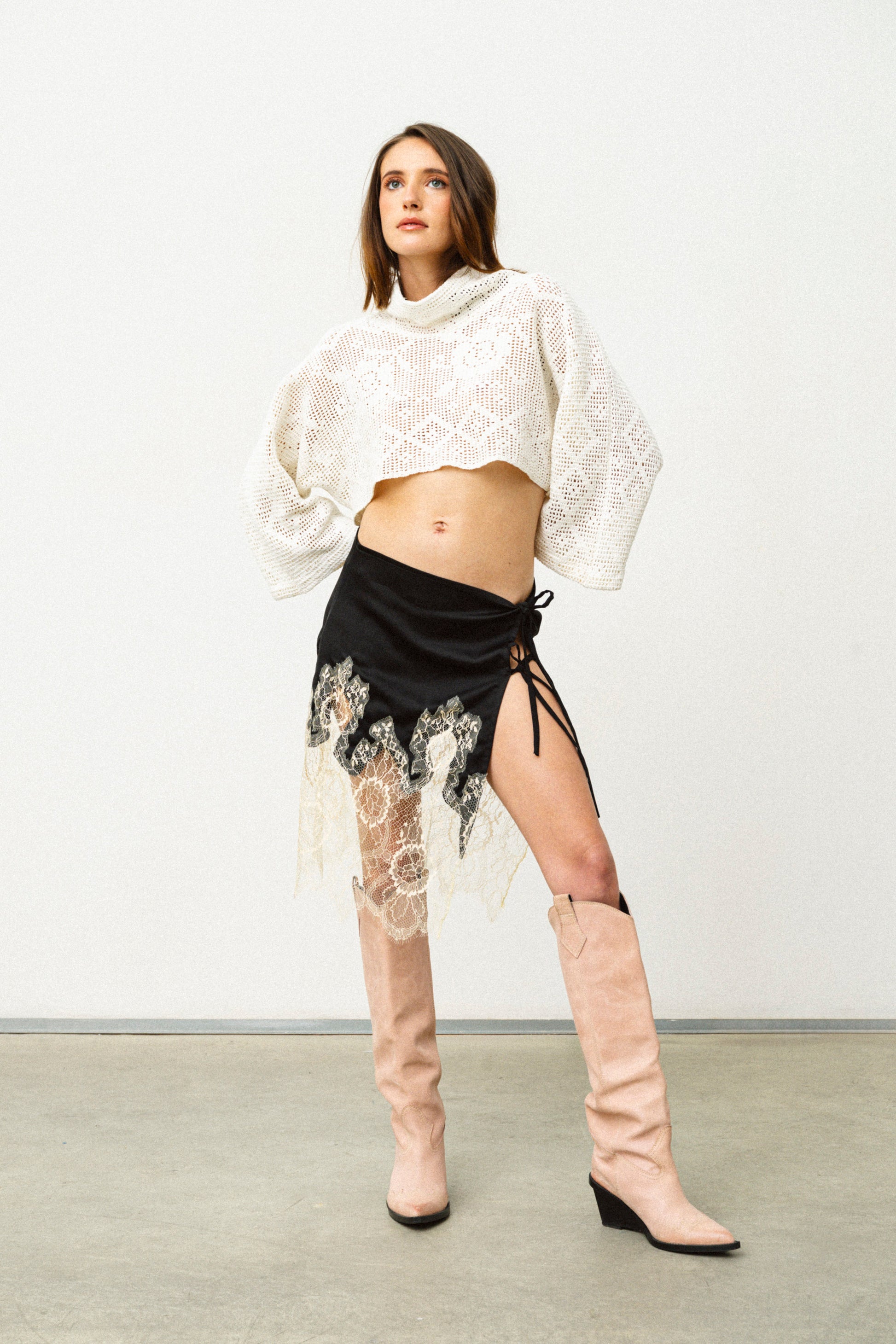 TOP CON SCOLLO IN BRODERIE