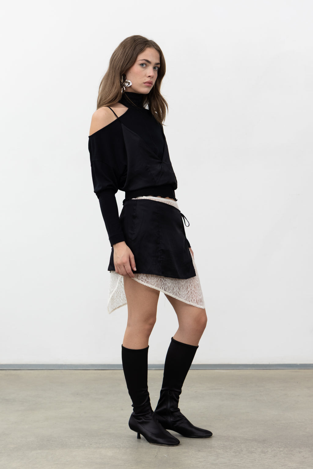 Side view of the Doppia Skirt showing the longer lace layer at the back