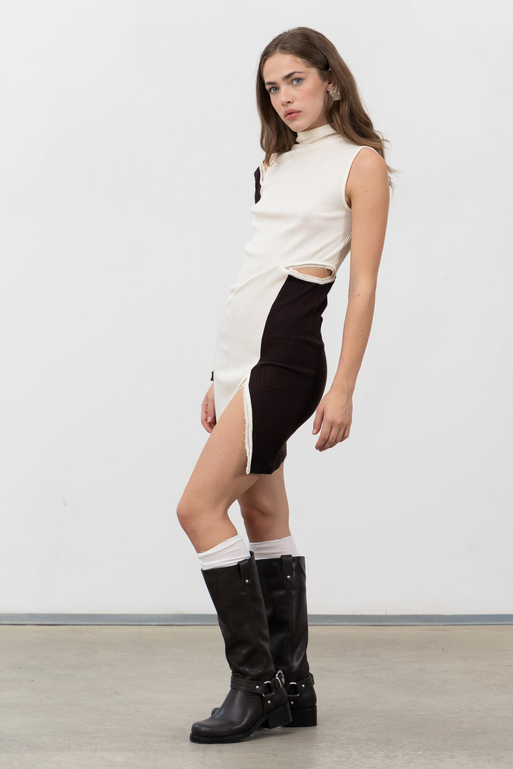 Side view of the body-hugging III Top Dress with contrast panel