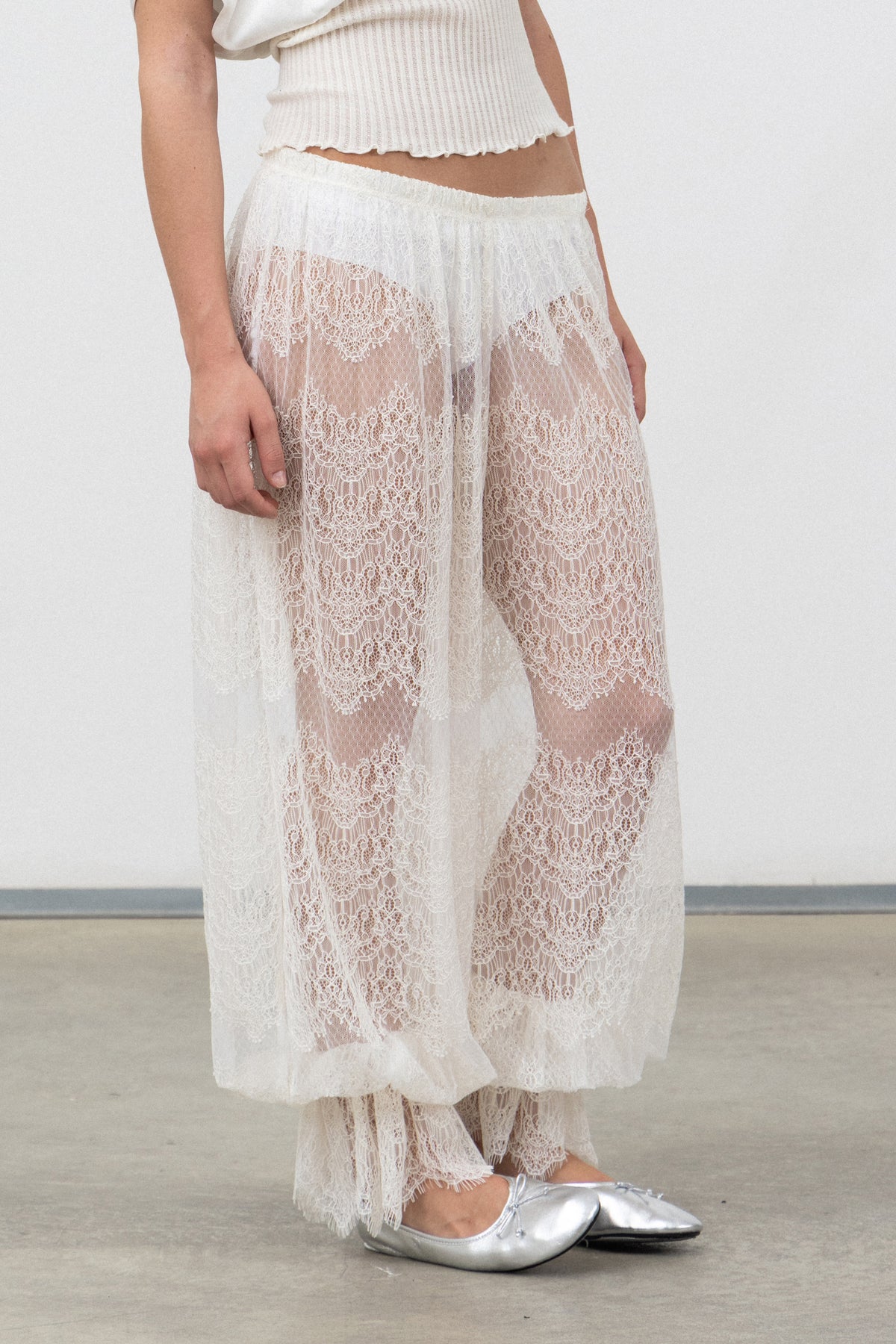 Side view of the Sbagliato Light raw lace balloon pants