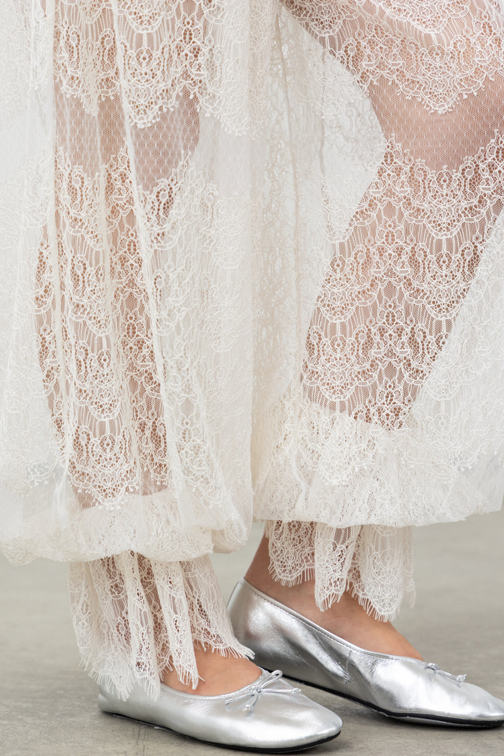 Detail of the gathered ankle on the ivory Sbagliato Light lace pants