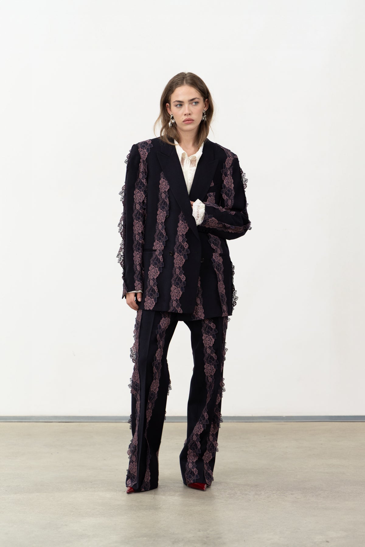 Rinascimento Blazer, a navy wool blazer with vertical bands of purple lace, worn as a suit, Oscalito x Canto Primo